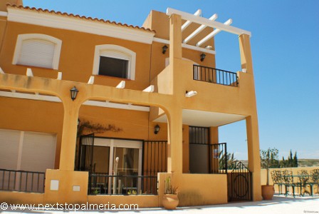 3 (/4) bedroom, semi-detached townhouse..