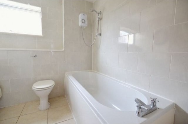 1 Bed Flat/Apartment To Let in.. - 2