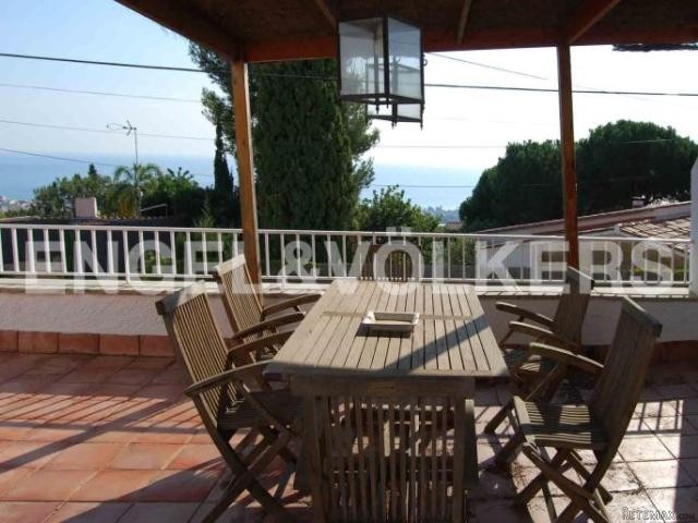 House with sea views. Premia de Dalt