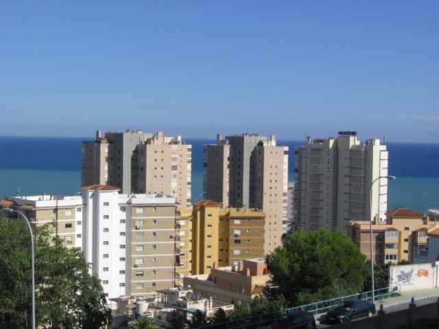 Apartment - Apartment - Middle Floor..