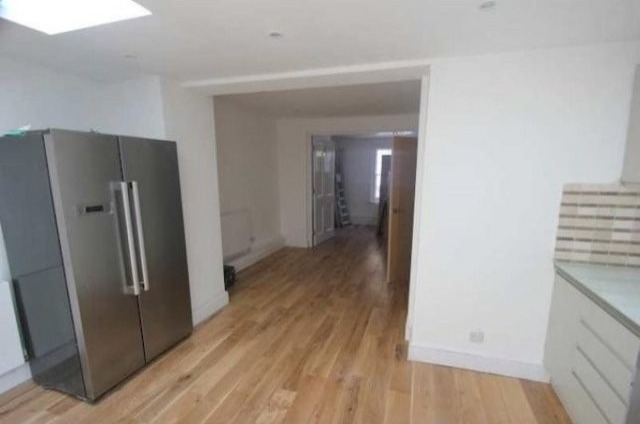 4 Bed Flat/Apartment To Let in London - 2