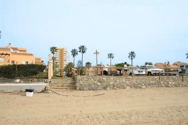 Apartment - This 3 bedroom, middle..