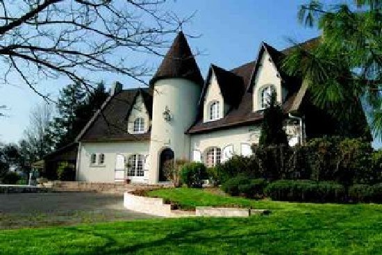Striking 6 Bedroom House with Pool