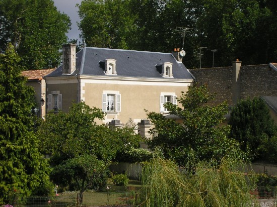 Maison Bourgeoise in Stunning Location