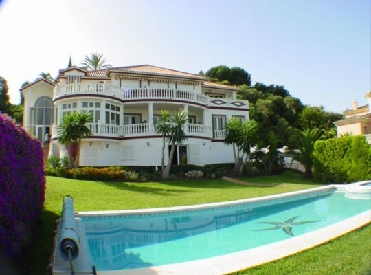 Villa for sale in El Paraiso Alto..