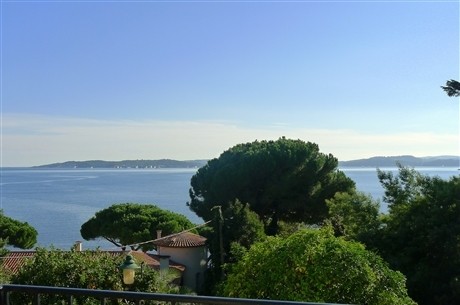 An exceptional well located 6 bed..