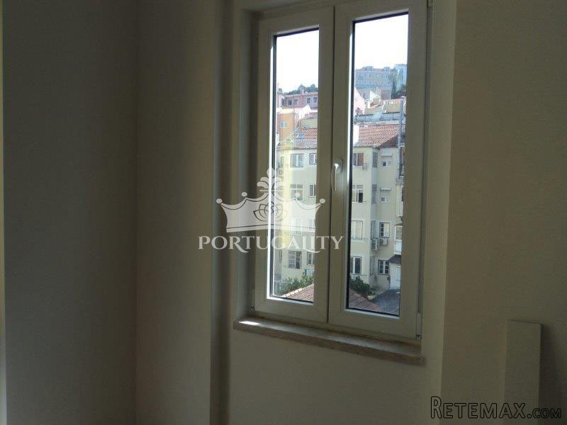 Building With 6 Renovated Apartments.. - 2