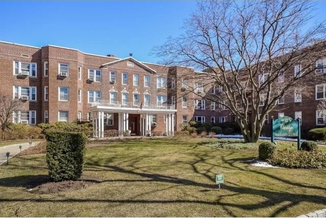 2 bedroom Co-op For Sale: White Plains..