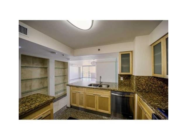 2 bedroom Flat For Sale: 5757 COLLINS..