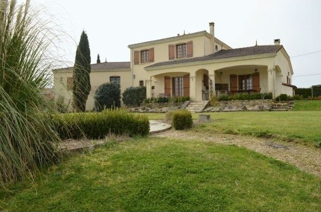Beautifully Appointed Large 4 Bedroom..