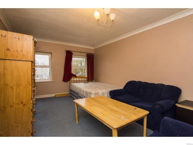 Earlham Grove, E7 - 2