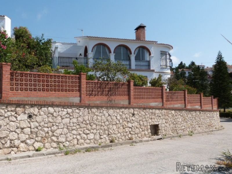 4 bedroom, 2 bathroom Villa, (build 200..