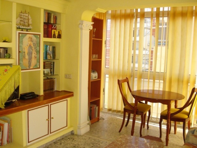 Apartment - Apartment - Middle Floor.. - 2