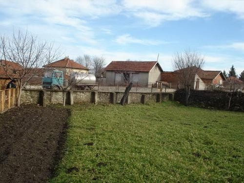 Plot of land with solid outbuilding, 10..