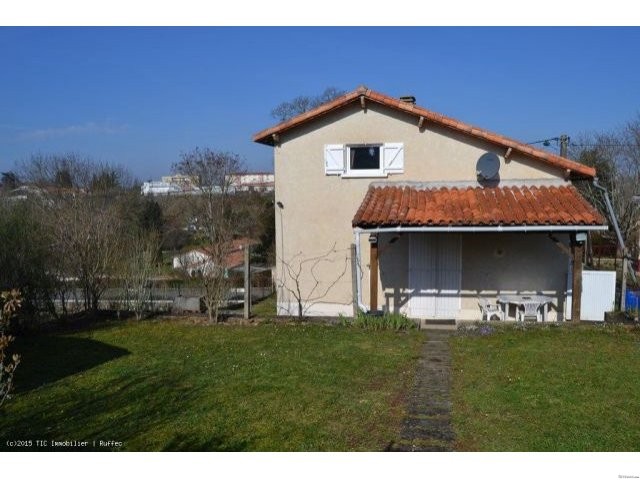 3 bed town centre property in good..