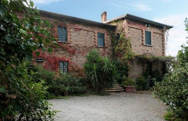6 Bedrooms - Villa - For Sale