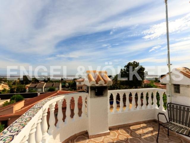 Villa with large plot overlooking the.. - 2