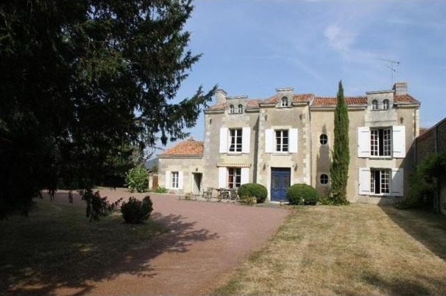 4 bedroom Manor House For Sale: 86200..