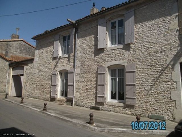 5 bedroom town property of standing