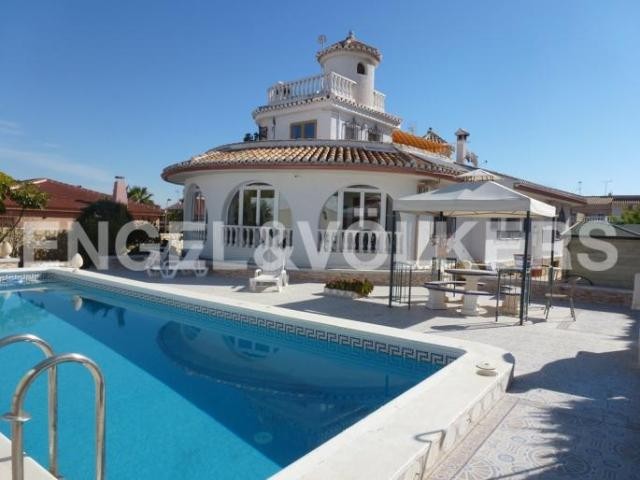 Villa with large plot overlooking the..