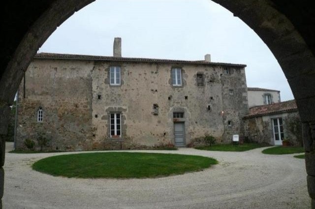 8 bedroom Manor House For Sale: 79300..