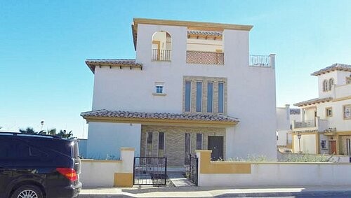3 BED 2 BATH HOME WITH SOLARIUM