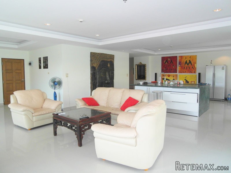 Viewtalay 5: 2-bedroom corner condo..