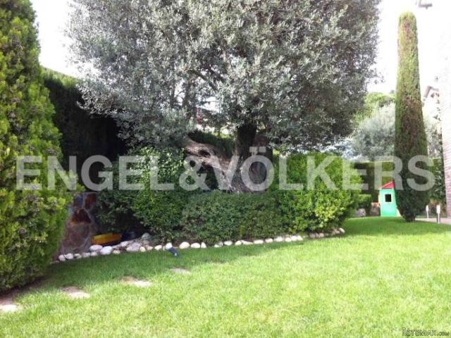 Great corner house in Alella - 2