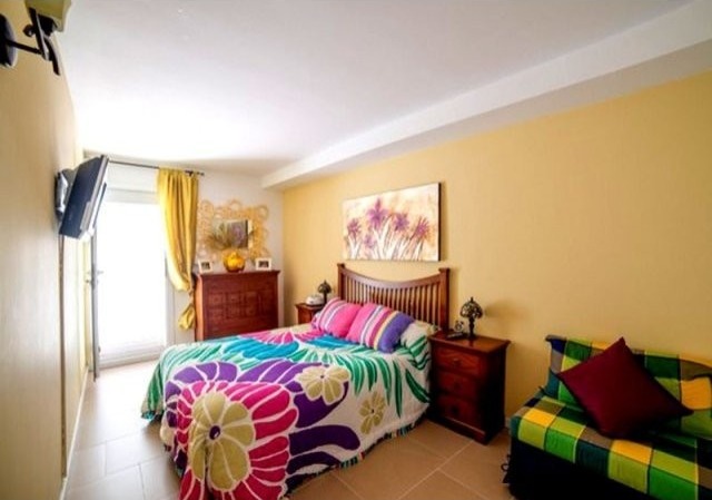Modern, Spacious 2 bed Apartment - 2