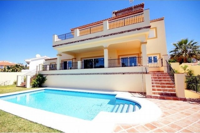 4 Bedrooms - Villa - Malaga - For Sale