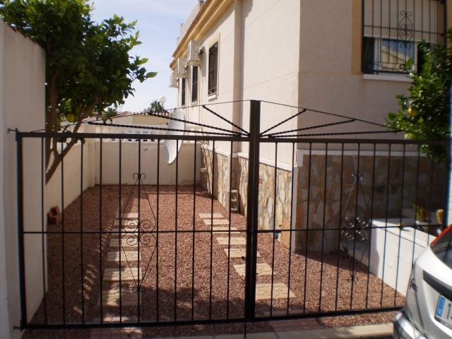 2 bed 2 bath property built on a corner.. - 2