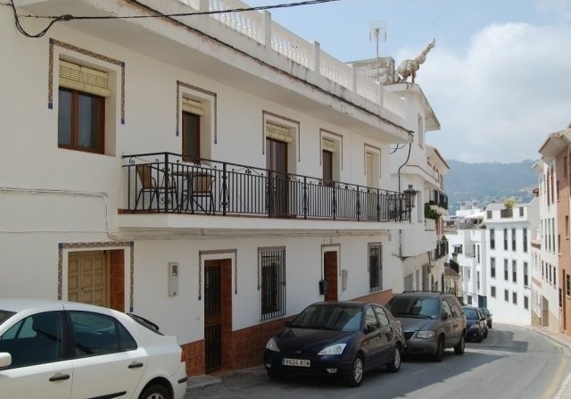 A 4 Bedroom Townhouse with Spacious..