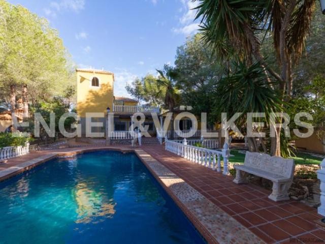 Villa in a quiet area surrounded by..