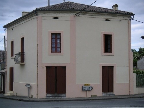 Village house with 4 bedrooms and small..