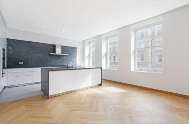 2 bed flat to rent in De Vere Gardens..