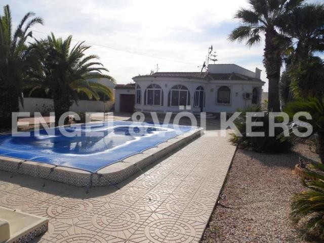 VILLA WITH POOL IN PLOT OF 900 M . San..