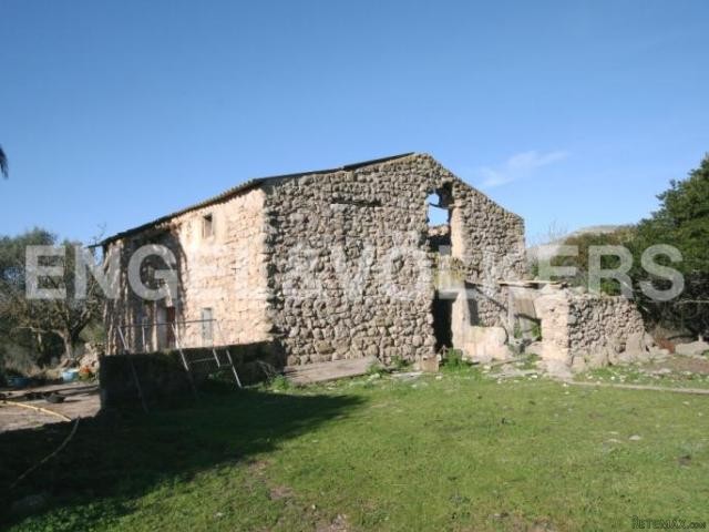 Plot of land with an old stone farmhouse