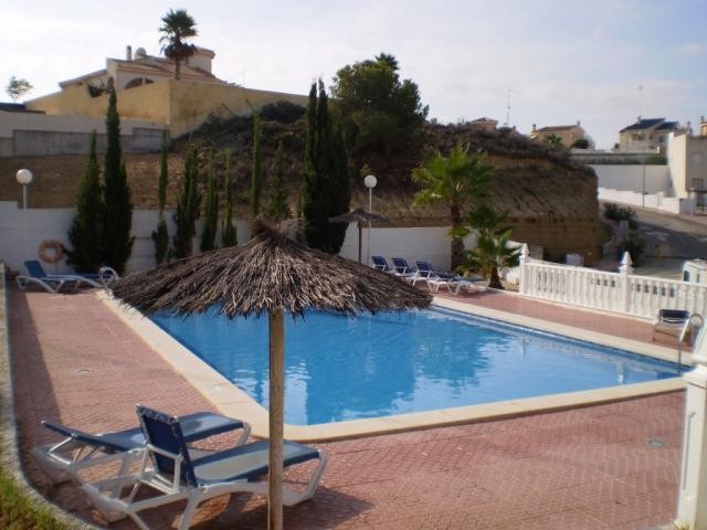 Modern 2 bed 1 bath upper floor.. - 2