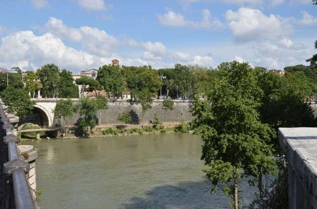 ISOLA TIBERINA, BRIGHT AND QUIET