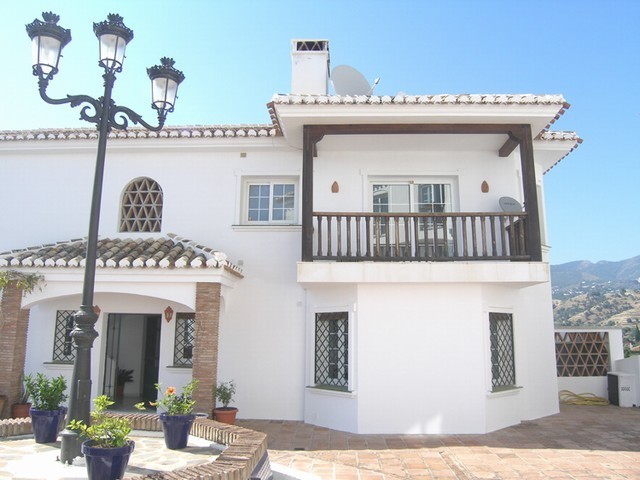 Apartment - First floor apartment with..
