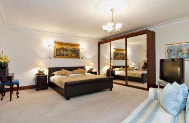 3 bed flat to rent in Down Street..