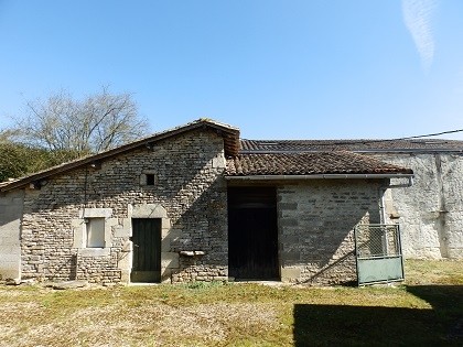 Small farmhouse to renovate - 2