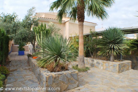 Independent 5 bedroom house with pool -.. - 2