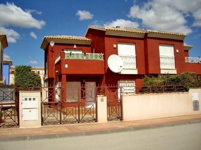 Townhouse close to amenities and train - 2