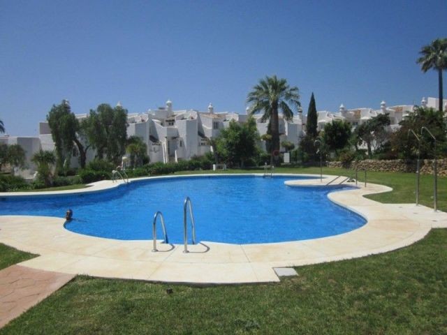 2 Bed Apartment for sale in Calahonda