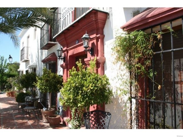 TOWNHOUSE FOR SALE IN NUEVA ANDALUCIA