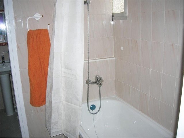Town House - A 2 bedroom, one bathroom.. - 2