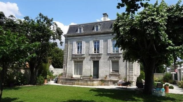 7 bedroom Town House For Sale: 17000 LA..