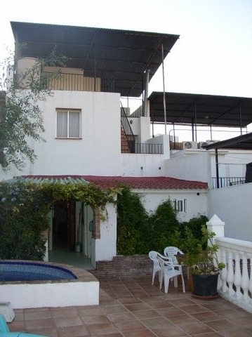 Town House - This charming traditional..