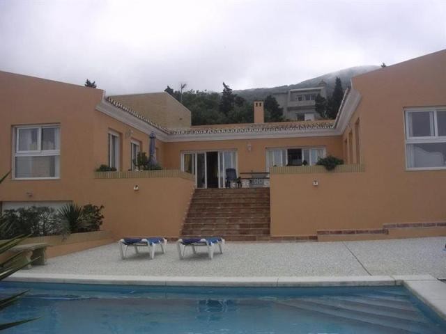 4 bedroom Detached Villa For Sale: El..